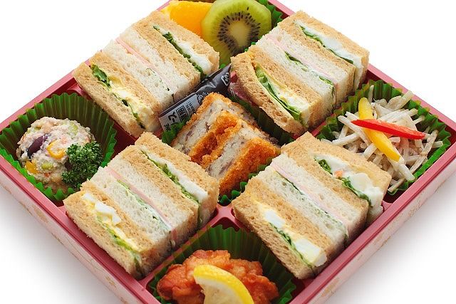 華美サンド 蓮(れん)(唐揚げ&コロッケ&ごぼうサラダ&お豆たっぷりサラダ&フルーツ)