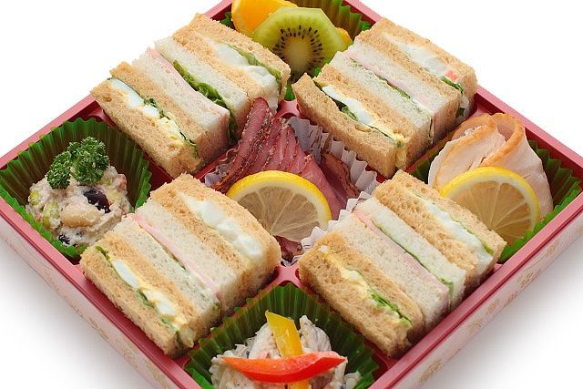 華美サンド 雅(みやび)(パストラミビーフ&スモークチキン&15種サラダ&お豆たっぷりサラダ&フルーツ)