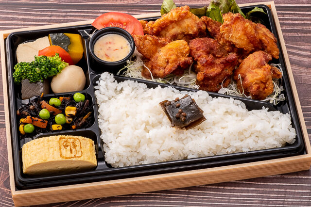 鶏の唐揚げ(アジアン風スィートチリマヨソース添え)