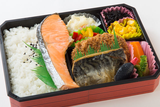 焼さば&コロッケ弁当【鮭のせ御飯】