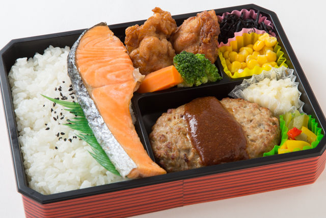ハンバーグ&からあげ弁当【鮭のせ御飯】