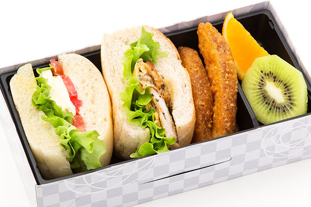 香草ローストチキンとカプレーゼのサンドセット