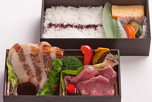 三元豚のステーキとローストビーフ弁当