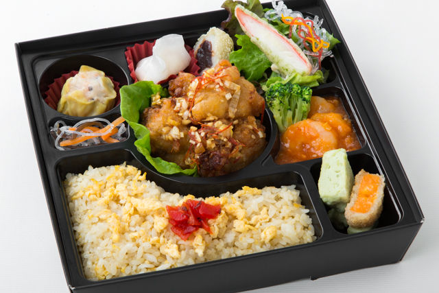 鶏肉の唐揚げ(黒酢ソース)&エビチリ チャーハン弁当