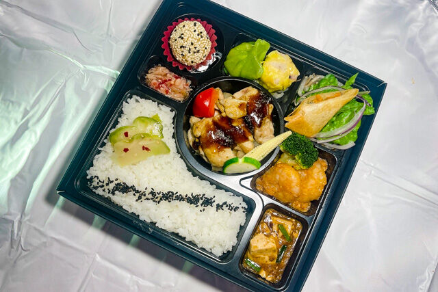厳選鶏の黒胡椒炒め&エビチリ弁当