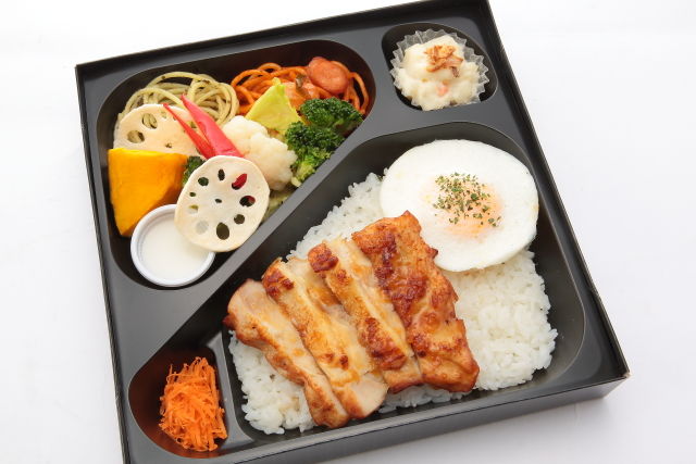 彩り野菜とさっぱりおろしチキンステーキBOX