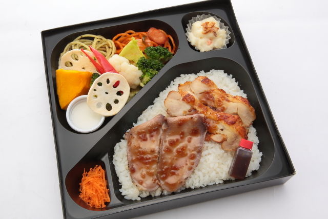ローストビーフ&チキンステーキの2種盛りBOX