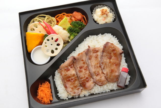 彩り野菜とローストビーフBOX