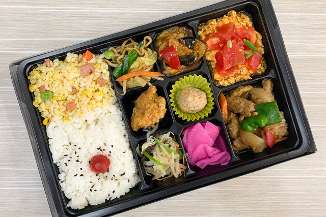 【ダブルメイン】牛肉のオイスターソース炒めとトマト玉子炒め弁当