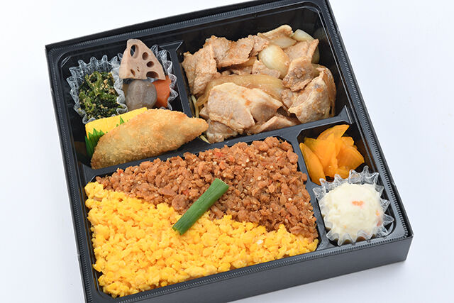 豚の生姜焼と鶏そぼろ弁当