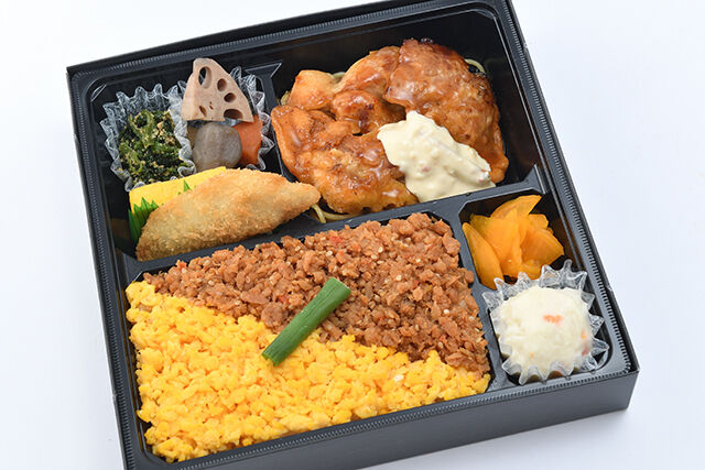 チキン南蛮と鶏そぼろ弁当