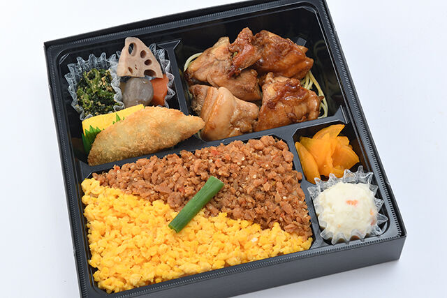 照焼きチキンと鶏そぼろ弁当