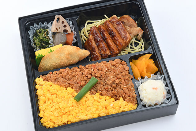 トンテキと鶏そぼろ弁当