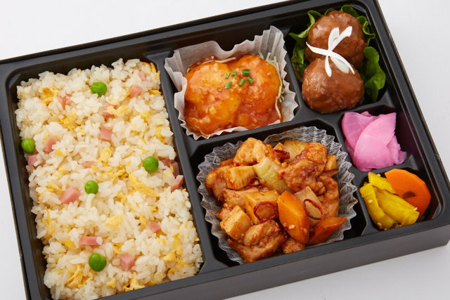 食欲そそる!鶏肉の唐辛子炒めとエビチリ弁当