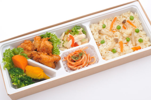 炊き込み彩り唐揚げ弁当