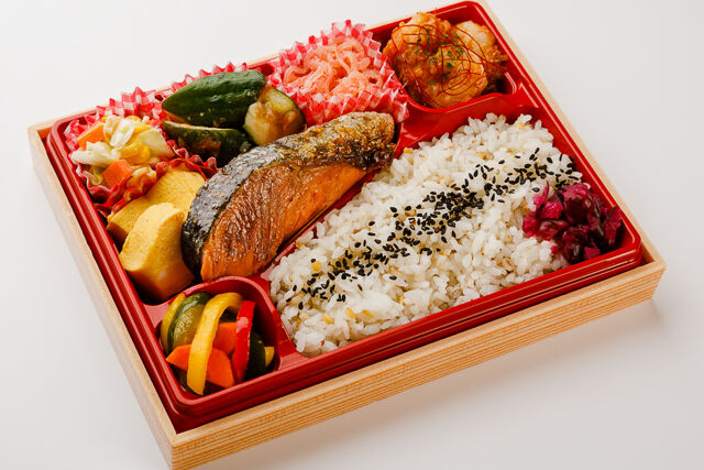白身魚の西京漬けとエビチリ弁当