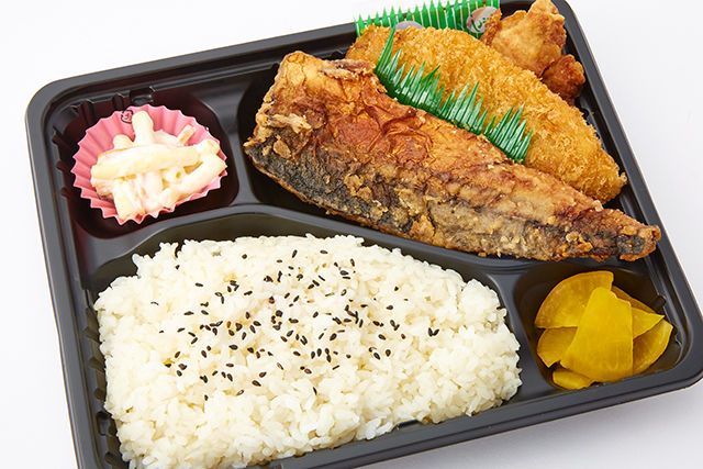 さばの竜田揚げと唐揚げと季節のフライ弁当