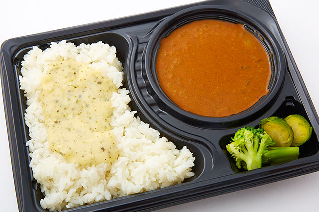 20種類のスパイスと塩麹のトマトカレー&バジルとパセリの特製濃厚チーズソース