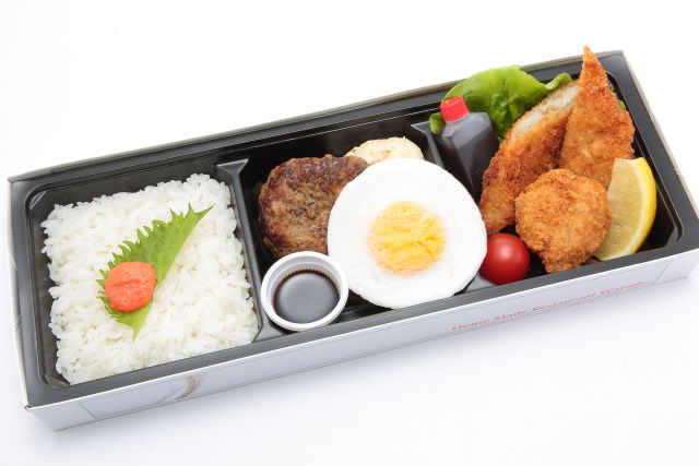 月見ハンバーグとMIXフライのボリュームディッシュ