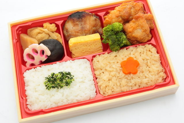 鶏の唐揚げと焼さば弁当