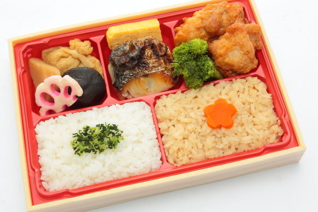 鶏の唐揚げと焼さわら弁当