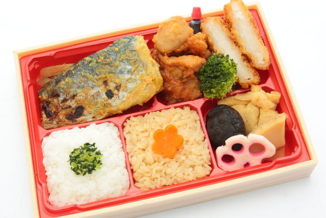 大きなさわらの西京焼きと鶏の唐揚げ幕の内弁当