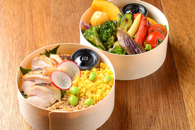 やわらか鶏の塩麹グリルとそぼろご飯2段弁当