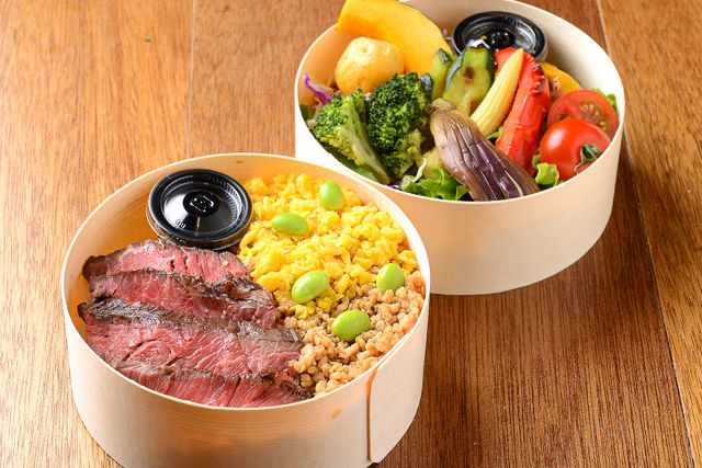 熟成ハラミステーキとそぼろご飯2段弁当