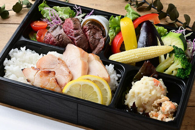 Wメイン 熟成牛ハラミステーキと鶏の塩麹グリル弁当