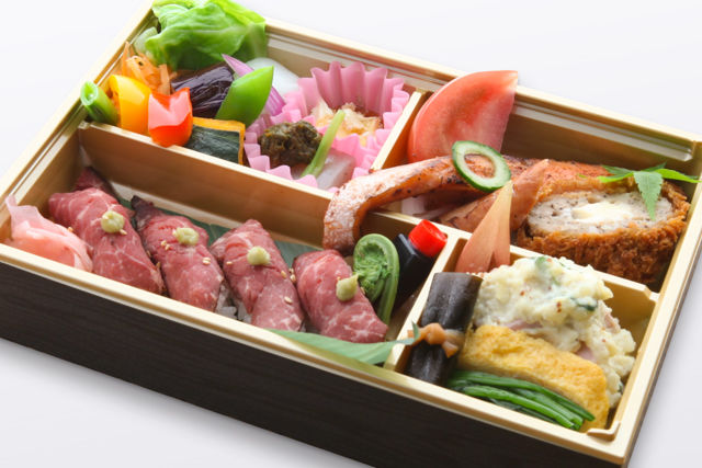 ローストビーフにぎり寿司と鮭の由庵焼き御膳