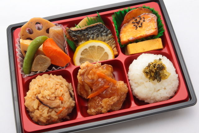 六惣の恵み弁当~鶏からの甘酢あんと塩鯖~