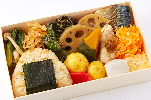 おむすび1個の彩り弁当(油揚げのおむすび)