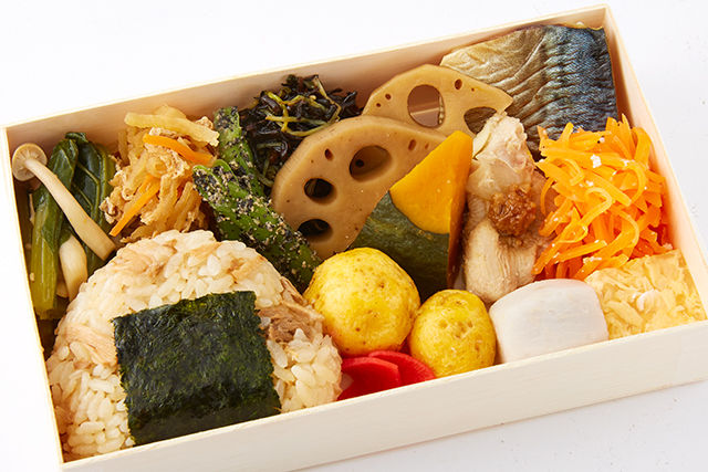 おむすび1個の彩り弁当(角煮のおむすび)
