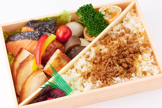軍鶏そぼろ飯de季節の魚・軍鶏照焼合盛り弁当