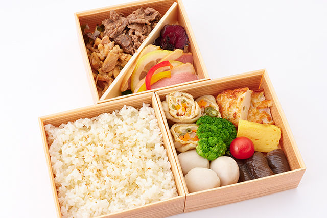 厳選和牛・軍鶏すき焼合盛り三段弁当