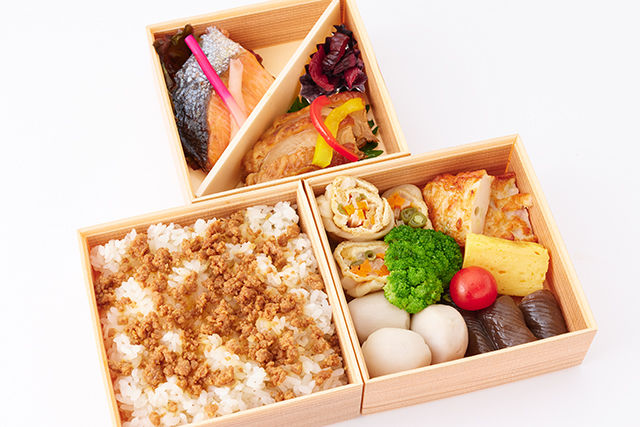 選べるごはんde季節の魚・軍鶏焼合盛り三段弁当