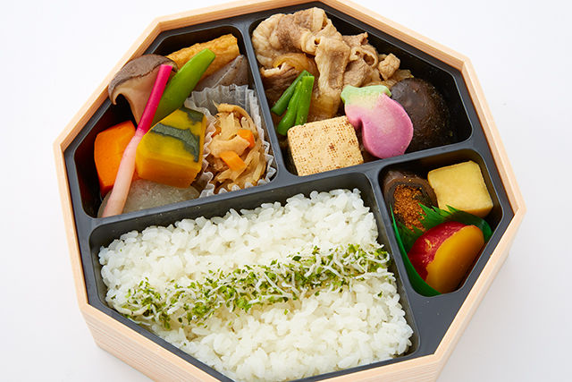 懐石弁当(しらすと牛すき焼き)