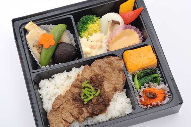 母屋の「牛ステーキのお重」