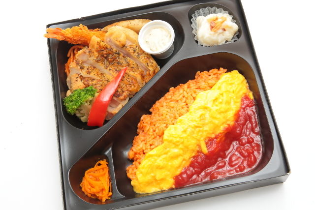 ハーブチキングリルとオムライスBOX ~ケチャップソース~
