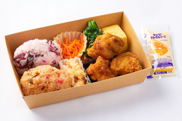 俵おにぎりとタルタル鶏南蛮のお弁当