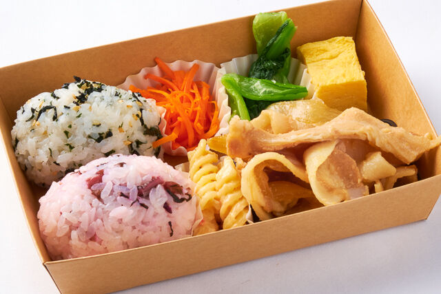 俵おにぎりと豚のしょうが焼きのお弁当