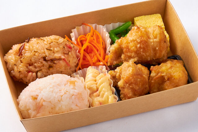 俵おにぎりと鶏の唐揚げのお弁当