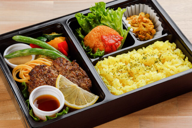 和牛ハンバーグ 柑橘レモンソース&鶏と蓮根のキーマ・サフランライスで。