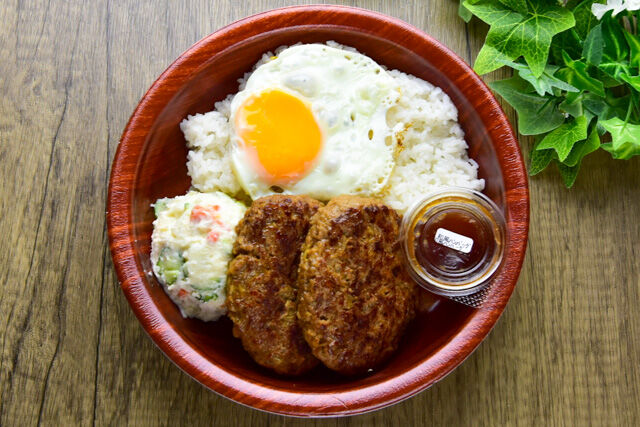 ポテサラ+ハンバーグ和風ソース目玉焼きのせ