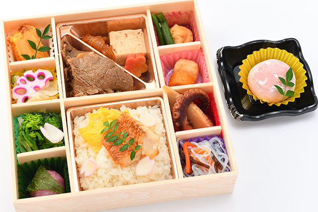 【春限定】~桜吹雪~鯛だしご飯と黒毛和牛すき焼きのお花見弁当 春の和デザート付き