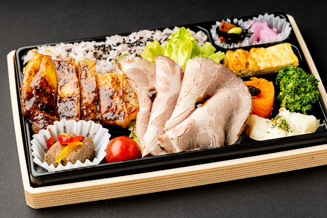 【十六穀米のボリューム弁当】やわらかローストポークと甘辛特製ダレの鶏香味焼き