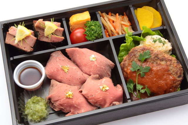 黒毛和牛にぎりと牛タン軍艦・和牛ハンバーグ弁当