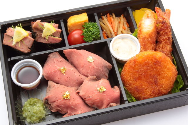 黒毛和牛にぎりと牛タン軍艦・ミックスフライ弁当