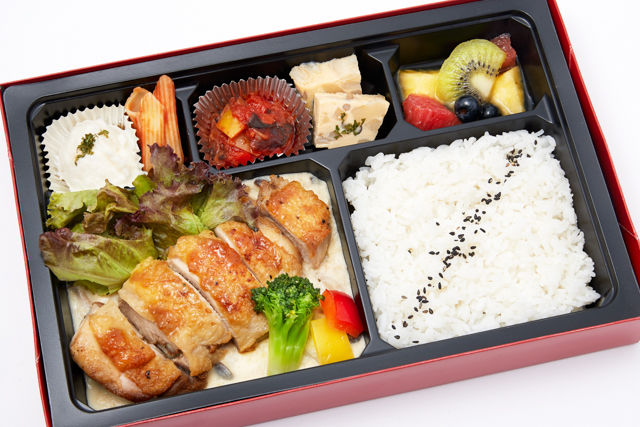 グリルチキンステーキのシェフ特製グラタンソース弁当