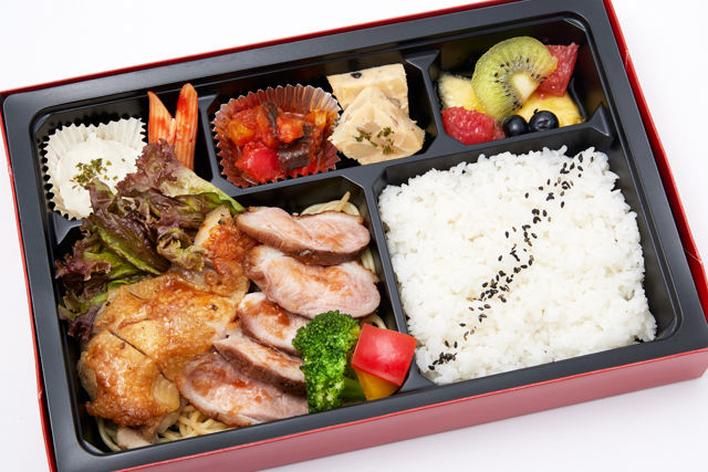 合鴨ステーキとグリルチキンステーキの食べ比べ弁当